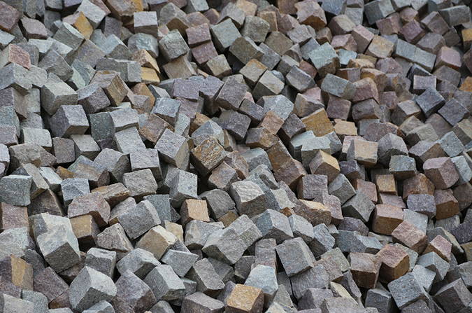 Abgebaute Steinblöcke im Steinbruch Porphyr